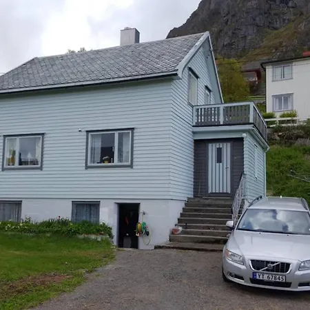 Theahuset Reine